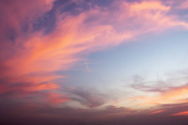 Couleur dramatique du ciel et du crépuscule fond nuage . — Photo