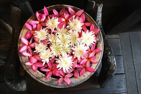 Estilo tailandés Decoración de hermosas flores en la bandeja de madera . —  Fotos de Stock