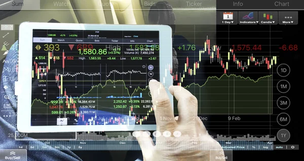 Business Man mengoperasikan tablet untuk saham analisis keuangan . Stok Gambar
