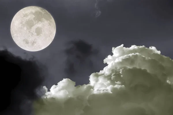 Pleine lune avec fond de ciel noir et blanc . — Photo