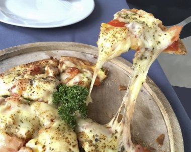 Ev yapımı yiyecek arka taze peynir Pizza çıkar.