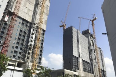 Emanet scaffoldin ile inşaat alanı üzerinde kule vinç