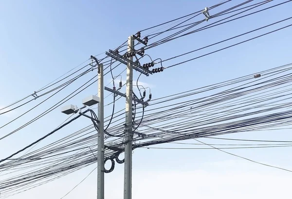 Kekacauan kabel listrik di langit biru Latar Belakang . Stok Foto Bebas Royalti