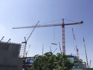 Emanet scaffoldin ile inşaat alanı üzerinde kule vinç