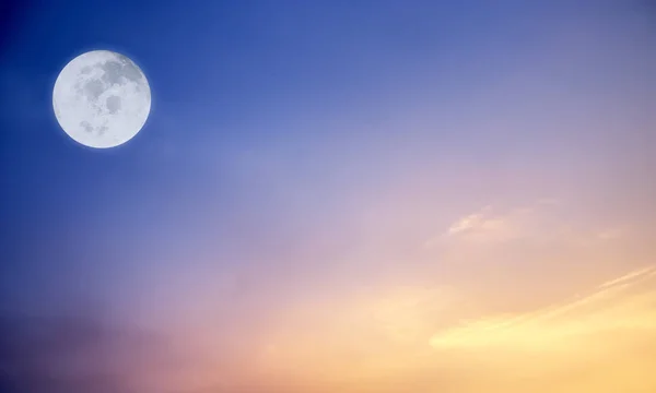 Senja dan mentari terbenam langit dengan bulan purnama . Stok Gambar Bebas Royalti