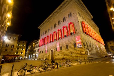Palazzo Strozzi çağdaş sanatçı Ai Weiwei tarafından yükleme ile