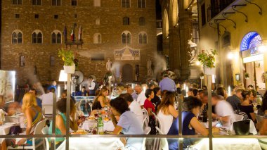 Turistler açık çiseliyor soğutmaç Florence ile lüks restoranda