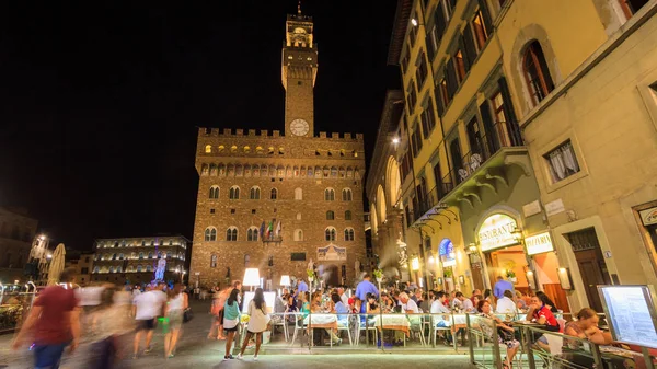 Tourists at luxury restaurant with outdoor cooling misting system in Florence — Stock Photo, Image