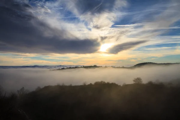 太阳下山的背后云和雾景观 — 图库照片