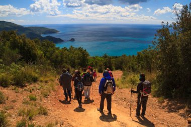 Monte Argentario, Nisan 2016: Grup insanlar Trek içinde Tuscan