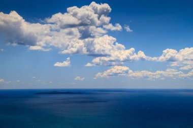 Küçük Giannutri Tu sahil kapalı tiren Denizi'nde ada