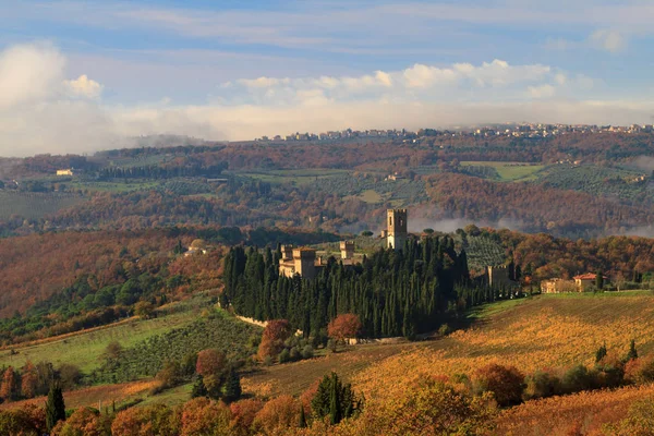 Abtei von Passignano und Weinlandschaft im Herbst, Toskana, Italien — Stockfoto