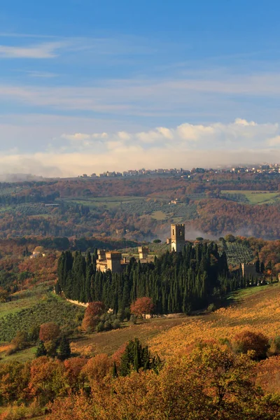 Abadia de Passignano e paisagem vinícola no outono, Toscana, Itália — Fotografia de Stock