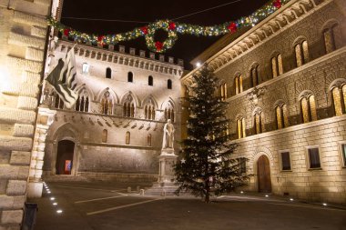 Sallustio Bandini anıt ve ana kapı Monte dei Paschi banka Siena