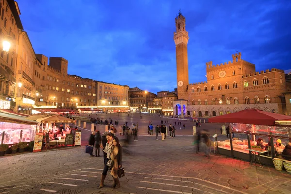 Tourists in Campo Square with Mangia Tower in Siena — Stock Photo, Image