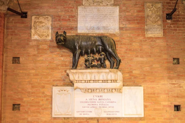 Római she wolf szoptatás a csecsemők, Romulus és Remus a Palazzo — Stock Fotó