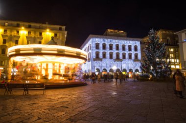 Florence, Ocak 2017: Piazza della Repubblica ile eski carousel ve Ocak 2017 Noel ağacına Floransa, Toskana, İtalya