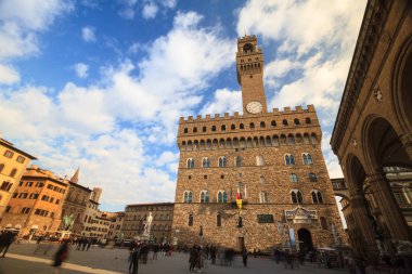 Florence, Ocak 2017: Zaman atlamalı turist bu Piazza della Signoria, eski saray (Palazzo Vecchio), önünde ünlü Meydanı Ocak 2017 Floransa, Toskana, İtalya üzerinde yürüyüş