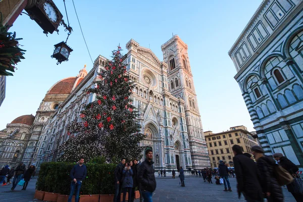 Florence January 2017 Tourists Visiting Cathedral Saint Mary Flowers Christmas — Stock Photo, Image