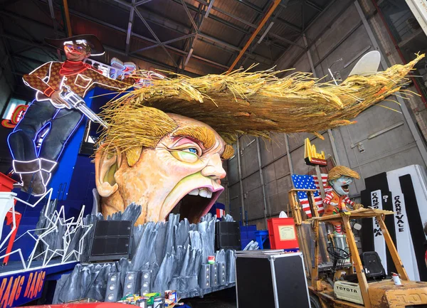 Carnival with Donald Trump caricature on allegoric cart in Viare — Stock Photo, Image