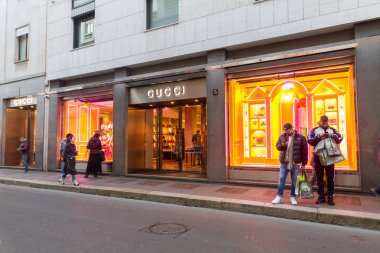 Milan, Aralık 2017: Vitrin Gucci alışveriş sokak moda ve tasarım Sermaye dünyanın, Aralık 2017, Milano, İtalya