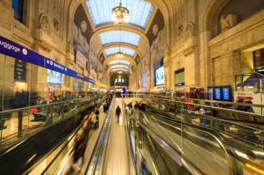 Milan, Kasım 2017: Yürüyen merdiven bulanık insanlarla merkez demiryolu İstasyonu (Stazione Centrale di Milano) bir Avrupa tren istasyonlarında Kasım 2017, Milano, İtalya