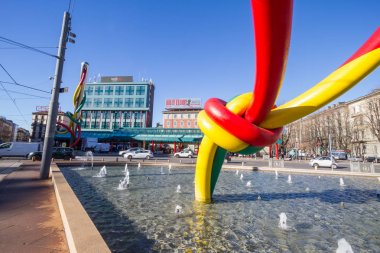 Milan, Kasım 2017: Modern metro istasyonu Milano ile iğne ve iplik yüklemesinde çeşme Piazzale Cadorna Triennale üzerinde Kasım 2017, Milano, İtalya