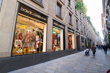 Milan, Aralık 2017: Vitrin içinde alışveriş caddesi Via Della Spiga, Dolce ve Gabbana, moda ve tasarım başkenti dünyanın, Milan, İtalya Aralık 2017