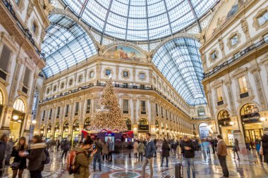 Milan, Kasım 2017: Milan, Kasım 2017: insanlar Galerisi Vittorio Emanuele II yürüyüş içinde alışveriş merkezi Milano, moda ve tasarım başkenti dünyanın, Kasım 2017, Milano, İtalya
