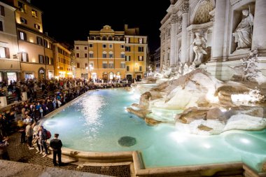 Roma, Ekim 2017: Zaman atlamalı Trevi Çeşmesi (Fontana di Trevi) de ünlü Federico Fellini'nın La Dolce Vita, Roma, İtalya Ekim 2017 de dahil olmak üzere birçok film için ziyaret turist