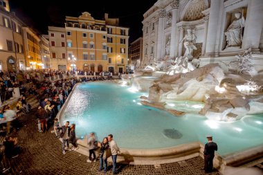 Roma, Ekim 2017: Trevi Çeşmesi (Fontana di Trevi) de ünlü Federico Fellini'nın La Dolce Vita, Roma, İtalya Ekim 2017 de dahil olmak üzere birçok film için gelen turist