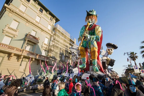 The Pied Piper of Hamelin with magic flute and mice on carnival — Stock Photo, Image