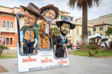 İtalyan politikacılar karikatür Viareggio'da karnaval geçit üzerinde, 