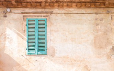 Toskana bölgesindeki eski duvarla renkli pencere ve boşaltmak için geri