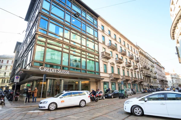 Milan: Windows ve işaretler kredi Suisse, İtalya — Stok fotoğraf