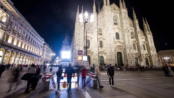 Milan: Lidé pohybující se u vchodu do metra v katedrále — Stock fotografie