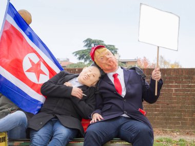 Dostça davranış Donald Trump ve Kim Jong-Un maskeli iki kişi