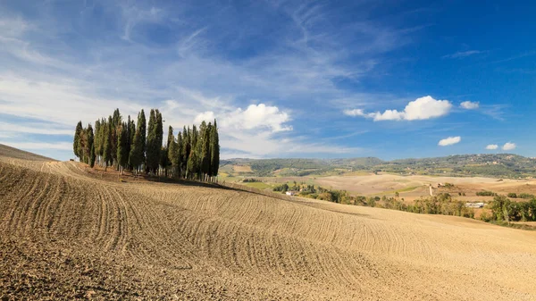 Tuscan hills with trail, house and кипарис in senese clays, Ital — стоковое фото