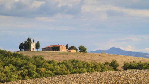 Toscaanse landschap met iconisch kerk "Vitaleta" in Senese kleien, — Stockfoto