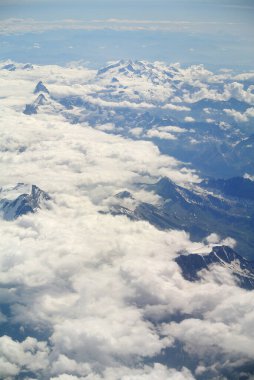 bulutlu dağların havadan görünüşü