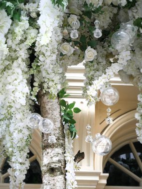 Beyaz çiçek süslemesi.