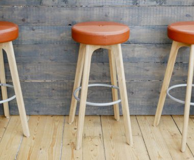 Modern tasarım renkli tabureler.