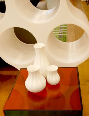 Dekoratif kumaş panelleri ve kadife yastıkları olan duvar.