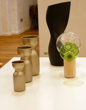 Sürahiler ve kadehler eşliğinde,