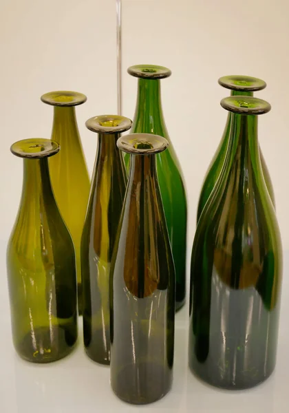 Groene Glazen Flessen Van Verschillende Afmetingen — Stockfoto