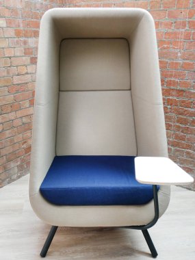 Yastıklı tek bir koltuk.