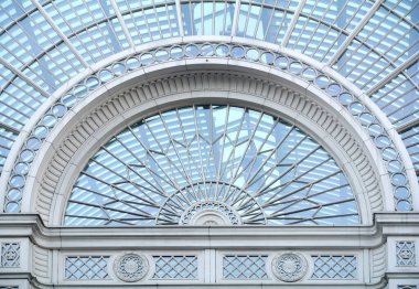 Körfez penceresi ve kemeriyle ön cephe