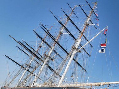 Arka planda gökyüzü olan yelkenli.