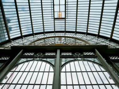 Körfez penceresi ve kemeriyle ön cephe