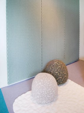 Halı ve kumaş pouf dolu bir oda.